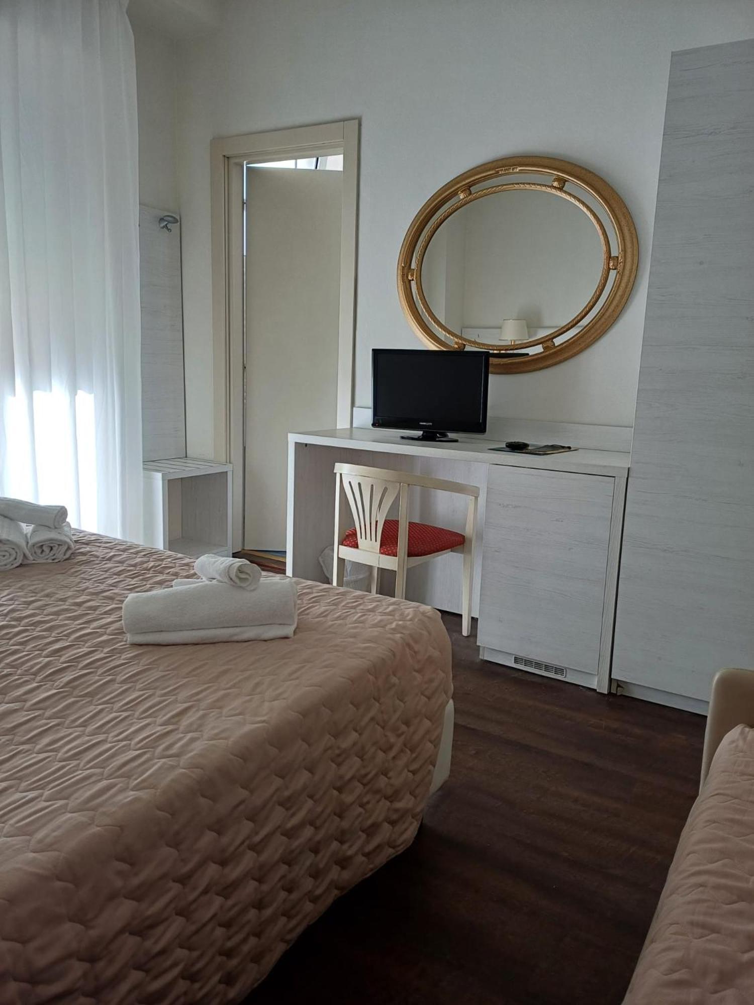 Hotel Imperial Beach Rimini Esterno foto